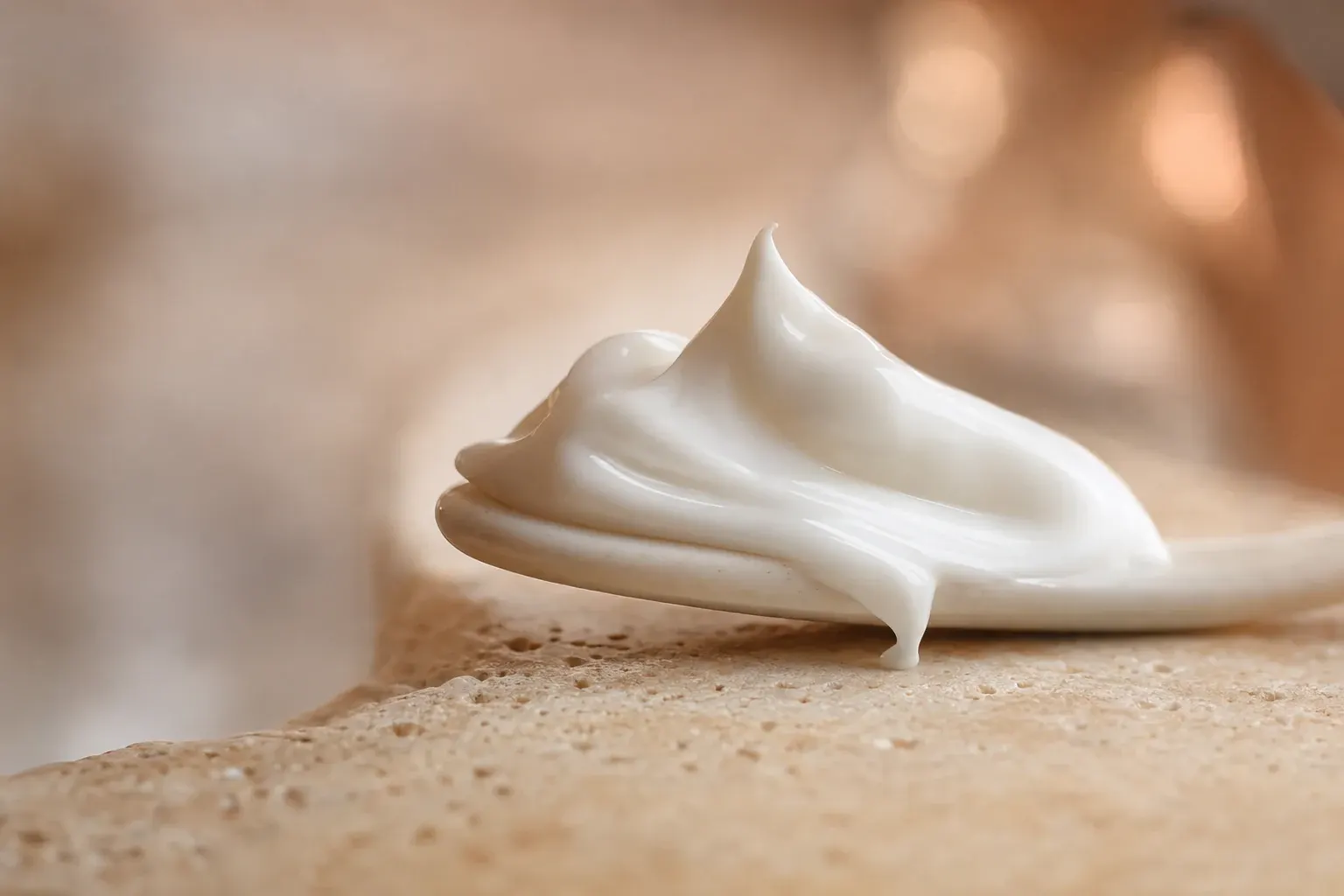 Texture della crema antirughe Elesse Cream su una spatola
